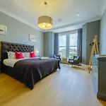 Luxury 3-bed - Spacious, Stylish Lägenhet *